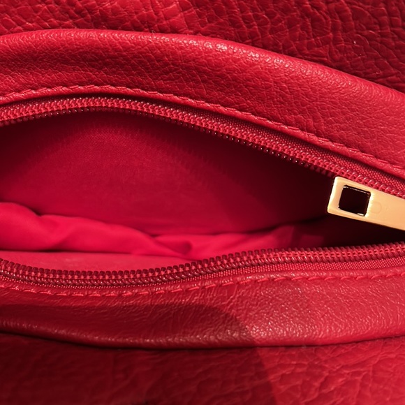 RED Lip Shape Chain Crossbody/Shoulder Bag - Picture 6 of 7